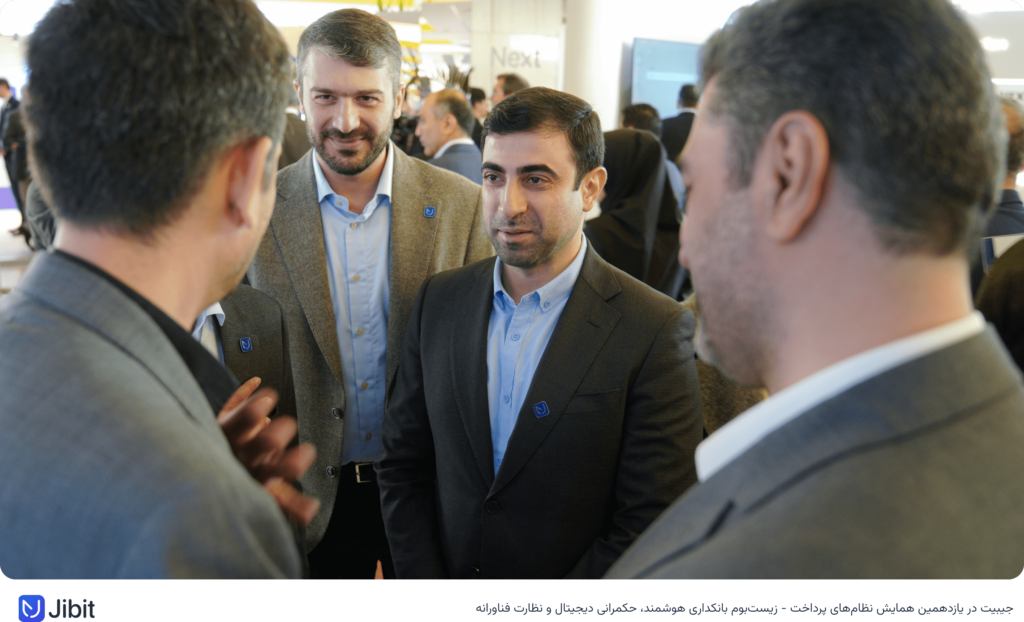 از راست رو به تصویر مهدی شریعت‌مدار، علی بدیعی